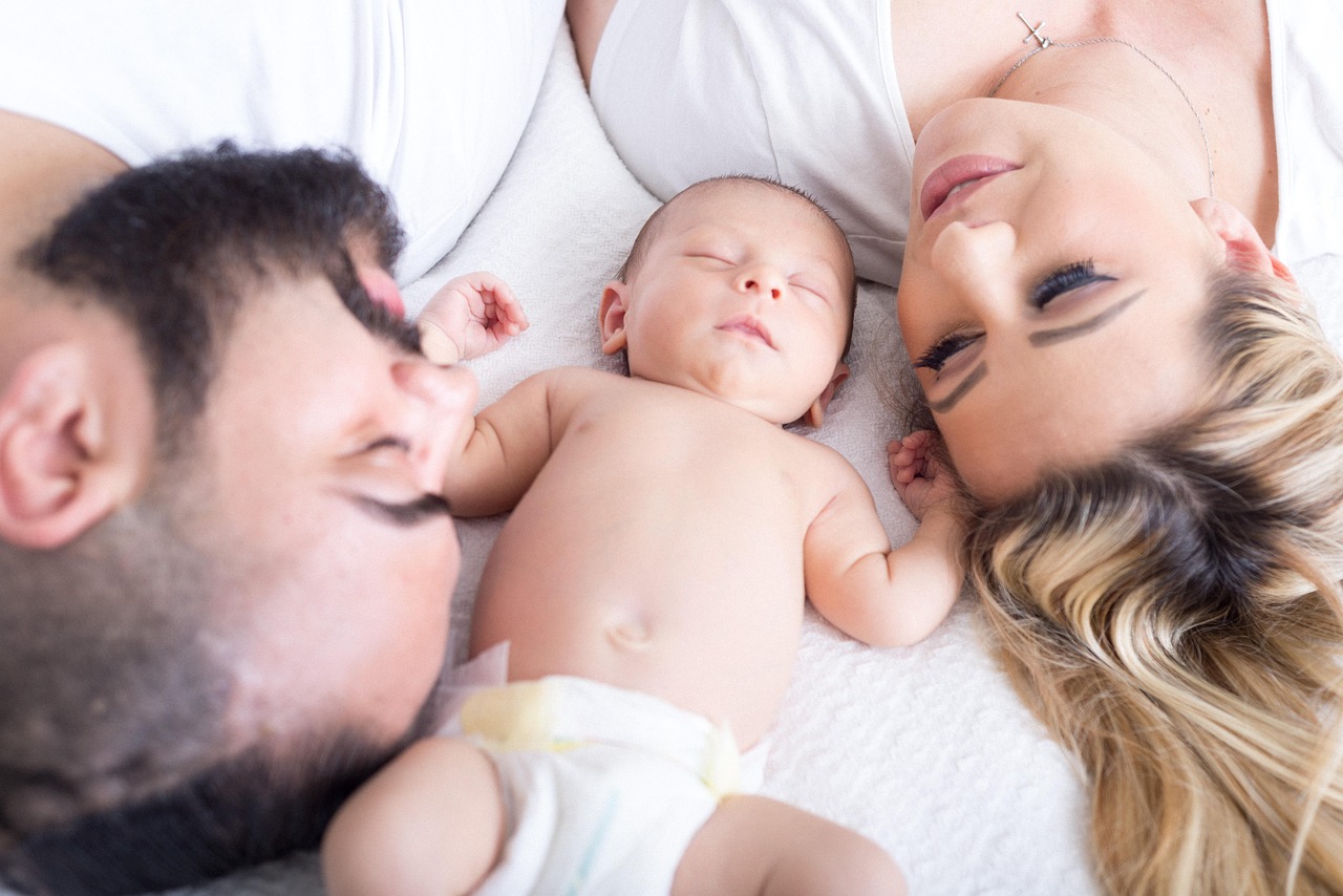 Gezin met pasgeboren baby op een rustige bank in zacht middaglicht
