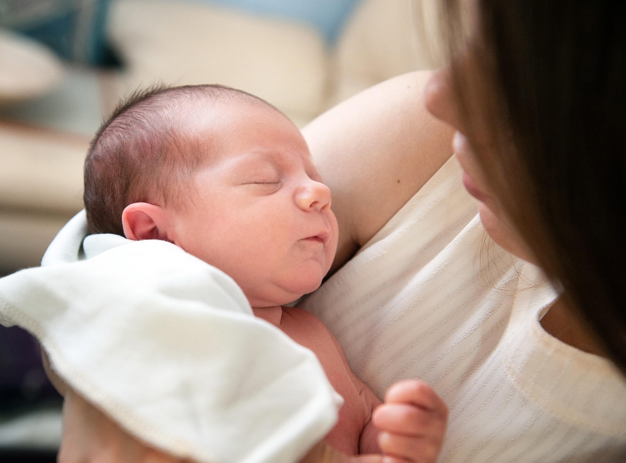 Ouders met pasgeboren baby thuis in een rustige kamer